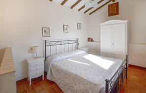 1 bedroom, travel crib, free WiFi, bed sheets - Amazing home in Cortona (Cortona)