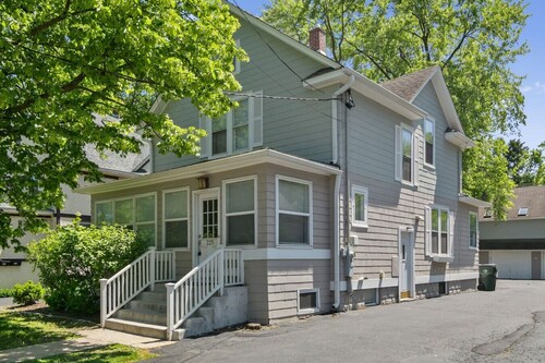 Spacious Home in DT Libertyville Near Naval Base