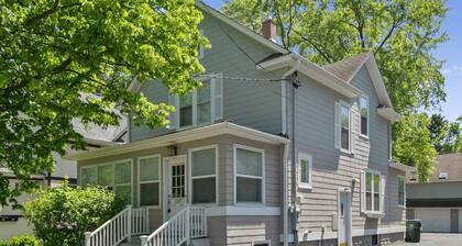 Spacious Home in DT Libertyville Near Naval Base