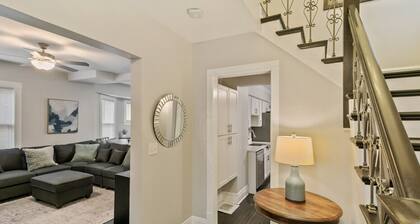 Spacious Home in DT Libertyville Near Naval Base