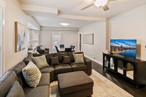 Smart TV - Spacious Home in DT Libertyville Near Naval Base (Libertyville)