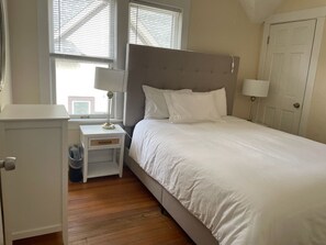 5 chambres, bureau, fer et planche à repasser, lit parapluie