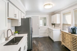 冷蔵庫、電子レンジ、オーブン、コンロ