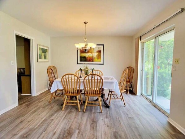 Dining - Spacious Home in Golf Community with King Bed (Temple Terrace)