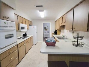 Fridge, microwave, oven, stovetop - Spacious Home in Golf Community with King Bed (Temple Terrace)