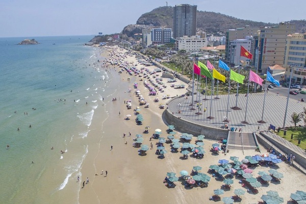 Una playa cerca, sillas reclinables de playa