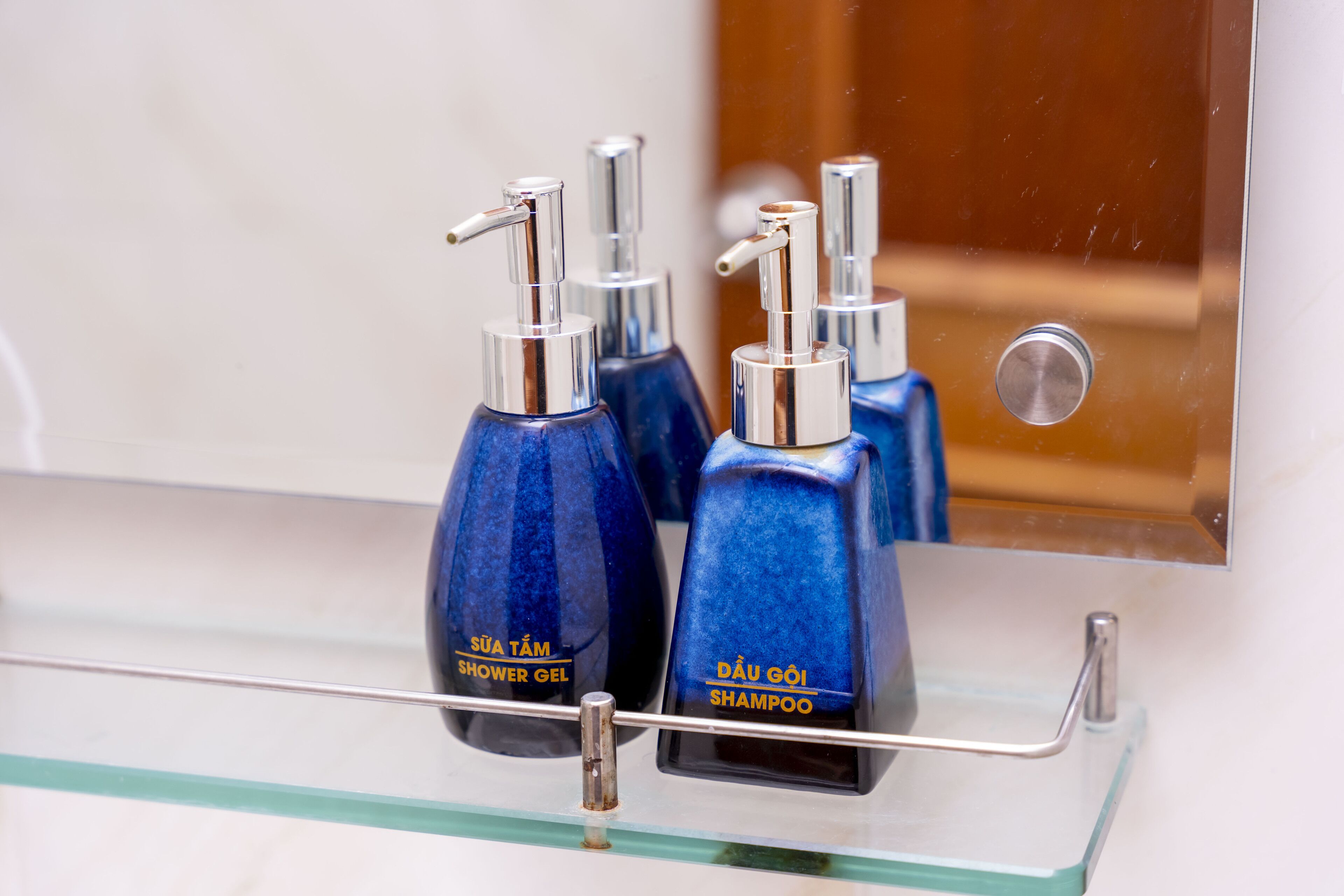 Estante de baño con dos botellas de gel de ducha y champú.