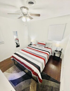 2 室のベッドルーム、アイロン / アイロン台、WiFi、ベッドシーツ