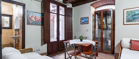 1 bedroom, iron/ironing board, Internet