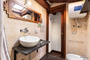 Dusche, Haartrockner, Bidet, Handtücher