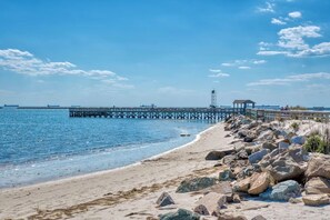 Chaises longues, serviettes de plage