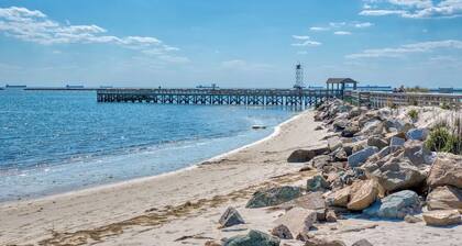 Cape Charles Newly Updated Family-friendly Beach House, 1 Block to Private Beach