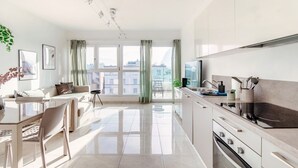 Ein modernes Apartment mit Küche, Essbereich und Wohnzimmer.