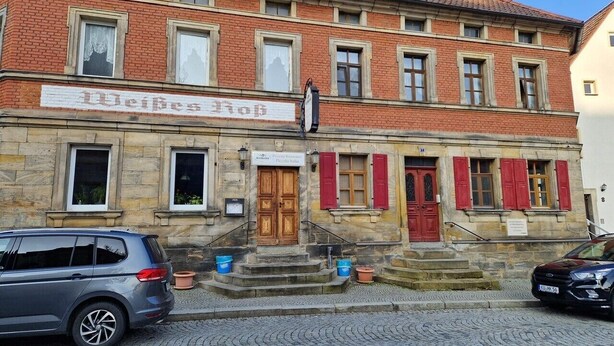 Un edificio de dos pisos con un letrero que dice 'MeiBös RoB'.