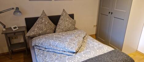 1 bedroom, desk, free WiFi, bed sheets