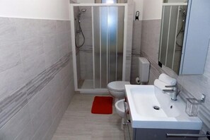 Een douche, gratis toiletartikelen, een haardroger, een bidet