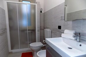 Douche, articles de toilette gratuits, sèche-cheveux, bidet