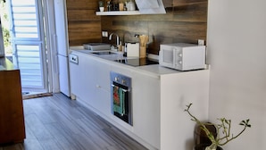 Una cocina moderna con lavavajillas, microondas y fregadero integrados.