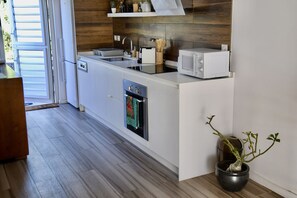 Fridge, microwave, oven, stovetop - Maison Unique à Proximité de la Plage et des Commerces (Saint martin)