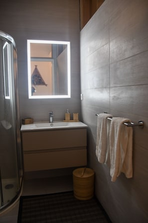 Dusj, hårføner, håndklær og toalettpapir