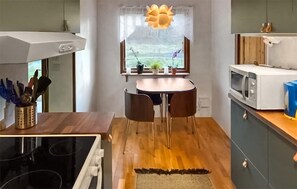 Frigorífico, microondas, placa de cocina y lavavajillas