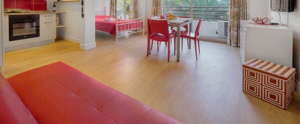 Tabla de planchar con plancha, wifi gratis y ropa de cama