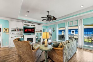 TV connectée, cheminée, livres