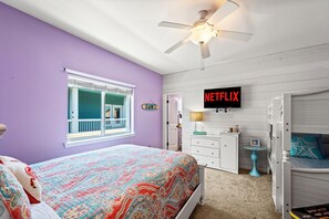 4 bedrooms, desk, free WiFi, bed sheets
