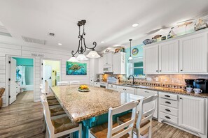 Kylskåp, mikrovågsugn, ugn och spishäll