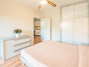 1 chambre, lit parapluie, Wi-Fi gratuit, draps fournis