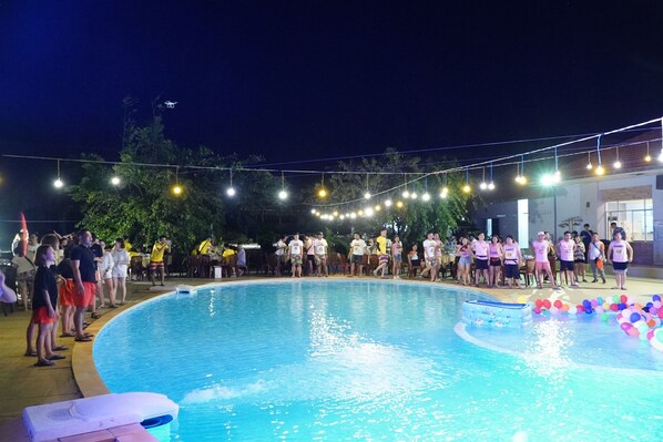 Outdoor pool, pool umbrellas, sun loungers