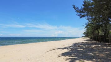Playa privada, arena blanca, sillas reclinables de playa, sombrillas