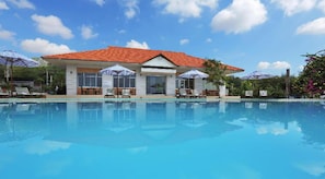 Outdoor pool, pool umbrellas, pool loungers - Maxivic Beach Resort Phan Thiet (Phan Thiet)
