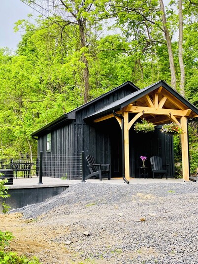 Charming Cottage Retreat in Lewistown – Sleeps 4