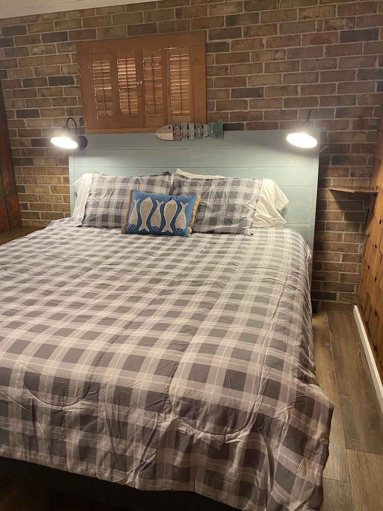 Little Minnow is a Pet friendly water front home on Toledo Bend in a