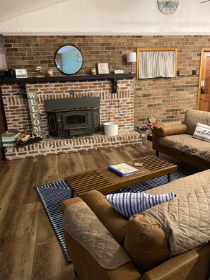 Älytelevisio, takka, videopelejä, DVD-soitin