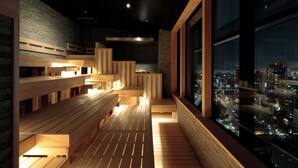 Ein modernes Interieur mit Holzbänken und Blick auf die Stadt durch große Fenster.