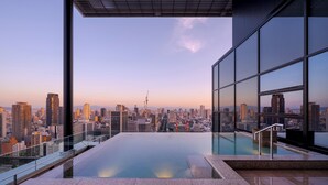 Ein Infinity-Pool auf dem Dach mit Blick auf die Stadt.