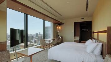 Down comforters, in-room safe, desk, free WiFi