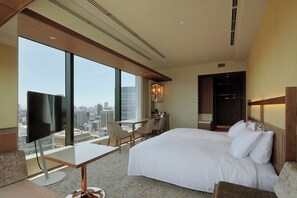 Down comforters, in-room safe, desk, free WiFi