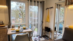 Una cocina moderna con una mesa de comedor, sillas y vistas por la ventana.