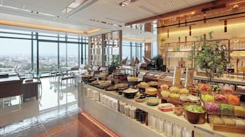 Daily buffet breakfast (JPY 2970 per person)