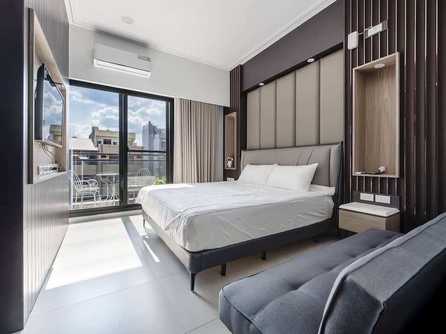 Escritorio, cortinas blackout, sistema de insonorización y ropa de cama