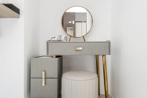 Escritorio, cortinas blackout, sistema de insonorización y ropa de cama
