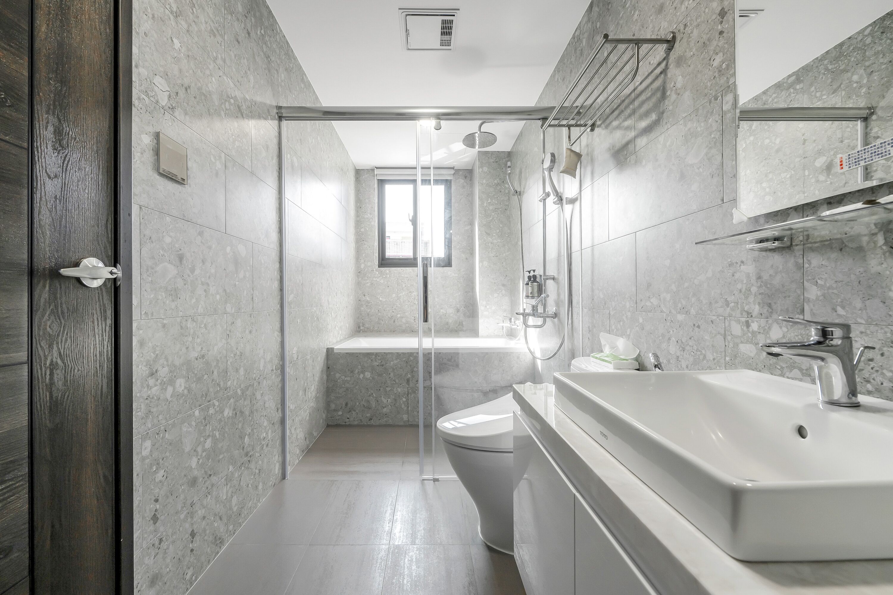 Deluxe Double Room with Bathtub | Bathroom | Hair dryer, slippers, shampoo, toilet paper