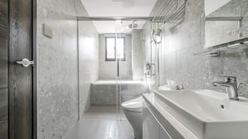 Deluxe Double Room with Bathtub | Bathroom | Hair dryer, slippers, shampoo, toilet paper