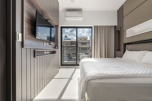 Deluxe Double Room, Bathtub | Meja, langsir/tirai gelap terus, kalis bunyi, cadar katil 