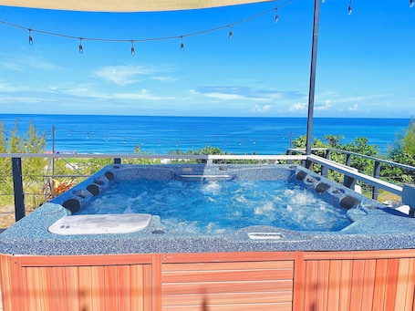 Outdoor spa tub. Vista al Mar Arecibo para Grupos de 20 a 24 Personas/Cuartos Privados/Eventos