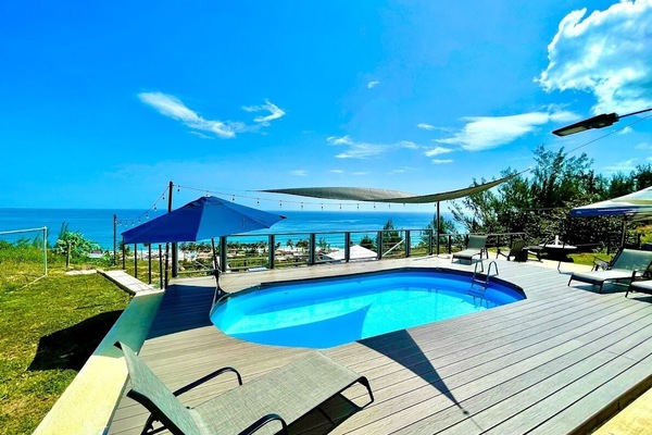Piscina con deck vista al mar