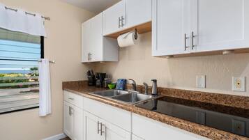 Réfrigérateur, micro-ondes, plaque de cuisson, cafetiÚre/bouilloire